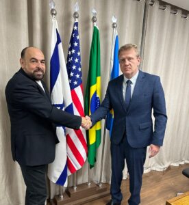 Bruno Cezar Cecchini oficializa posse de Júlio André Dahan como Diretor de Finanças Internacional da CNMI em reunião sobre investimentos estrangeiros