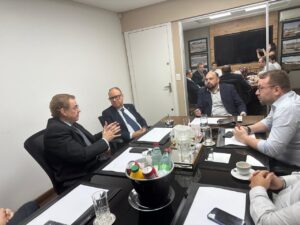Bruno Cezar Cecchini, presidente da CNMI, conduz reunião estratégica com empresários para novo projeto de mineração no Brasil