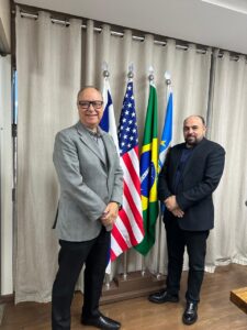 Bruno Cezar Cecchini, presidente da CNMI, em reunião com o advogado Carlos Magno sobre mudanças nas legislações do setor de mineração