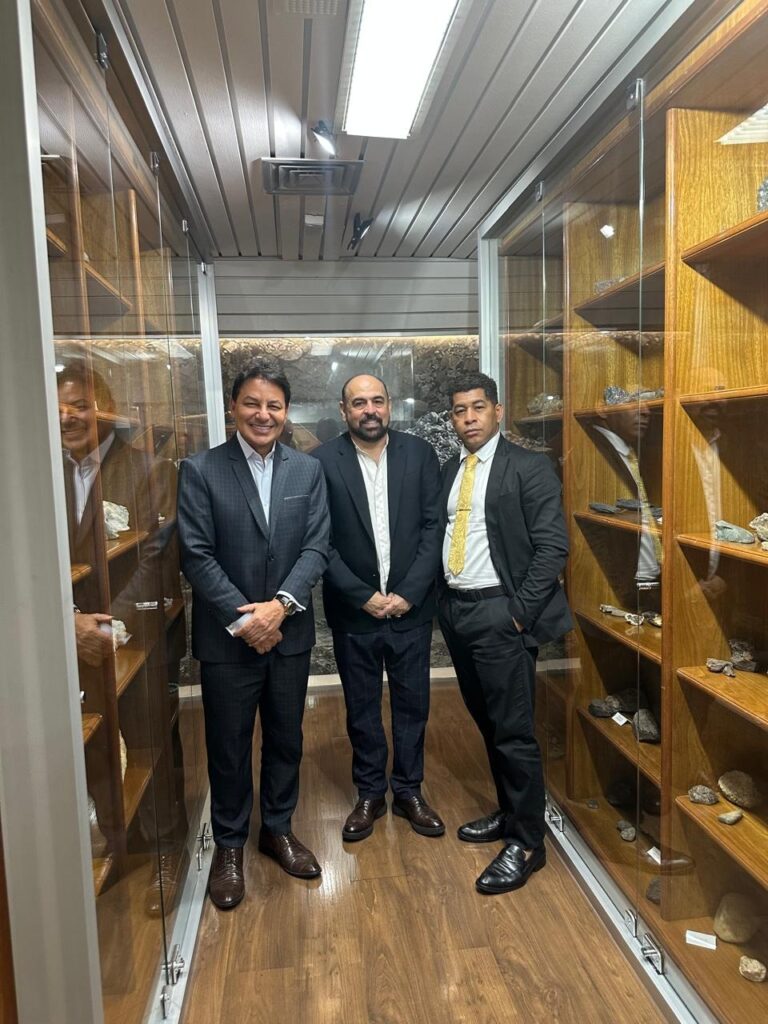 Bruno Cezar Cecchini recebe a equipe da Revista Total durante visita institucional à CNMI, em Goiânia, fortalecendo o diálogo sobre o setor mineral.