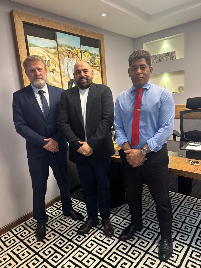 Bruno Cecchini em reunião de planejamento internacional da CNMI em Goiânia, discutindo estratégias para expandir o mercado da mineração brasileira em 2026.