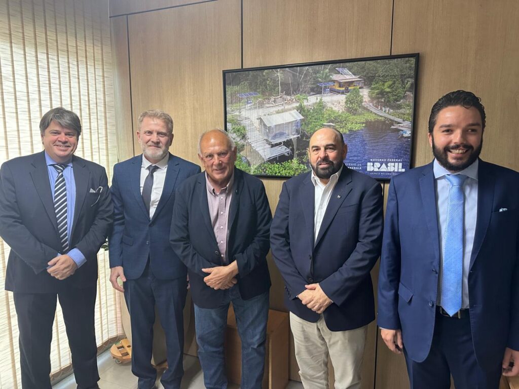 Representantes da CNMI em reunião no Ministério de Minas e Energia debatendo a modernização da legislação mineral e o fortalecimento das cooperativas de mineração no Brasil.