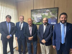 Representantes da CNMI em reunião no Ministério de Minas e Energia debatendo a modernização da legislação mineral e o fortalecimento das cooperativas de mineração no Brasil.